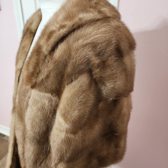 Elegant Blonde Mink Fur Stole - Picture 2 of 13